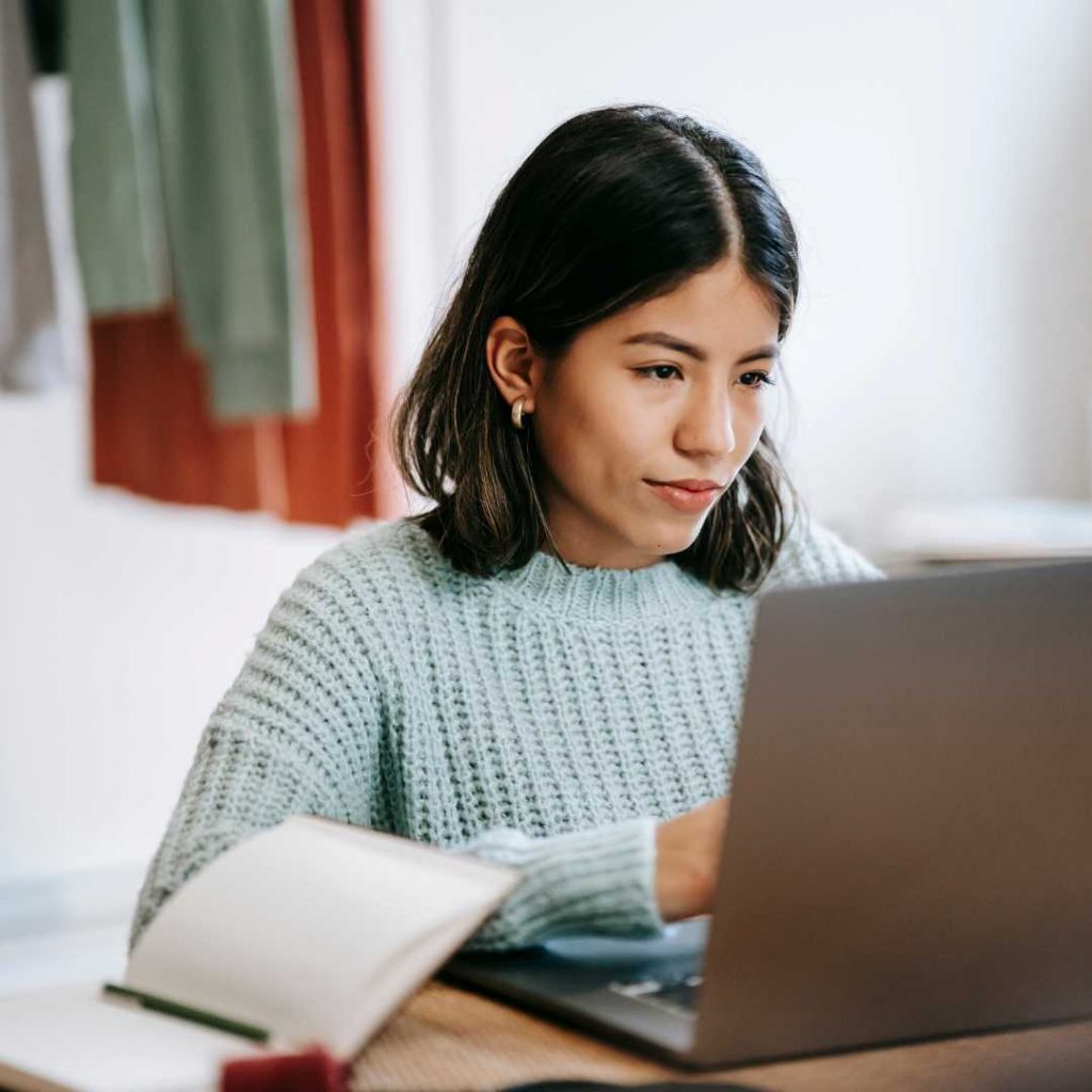 Girl-Looking-For-A-Spanish-Website-She-Can-Understand